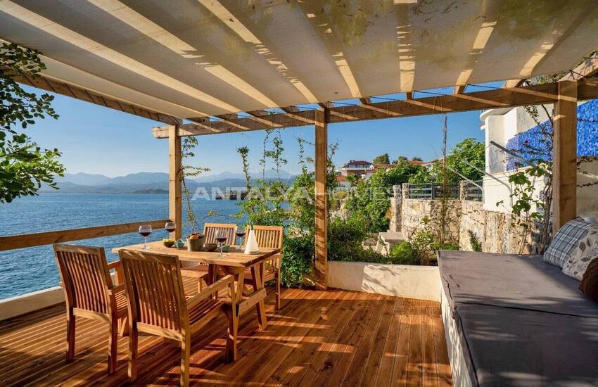 Fethiye Şövalye Adası'nda Özel İskeleli Denize Sıfır Yalı 39