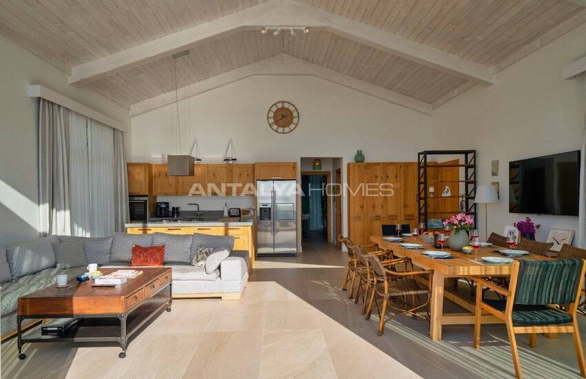 Fethiye Şövalye Adası'nda Özel İskeleli Denize Sıfır Yalı 19