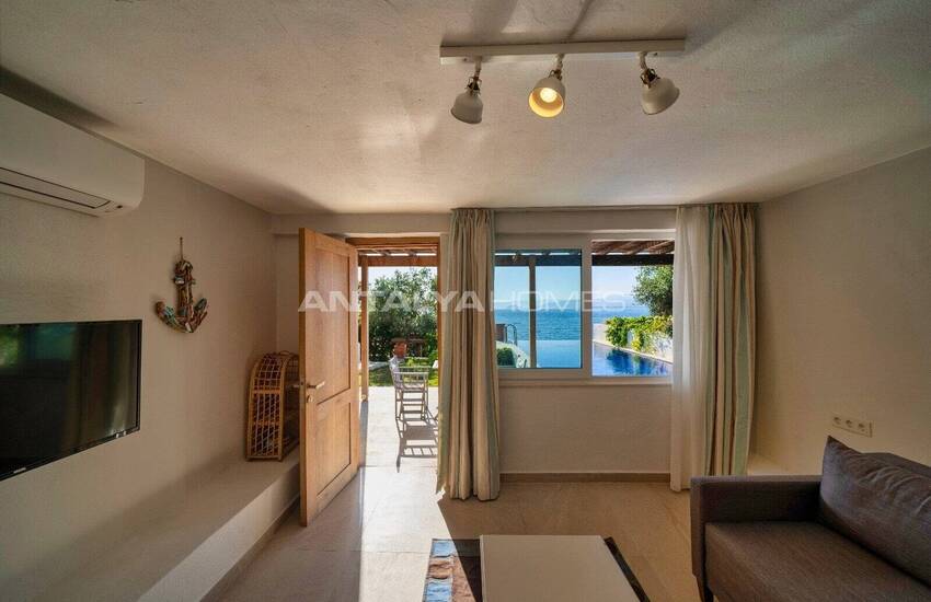 Fethiye Şövalye Adası'nda Özel İskeleli Denize Sıfır Yalı 35