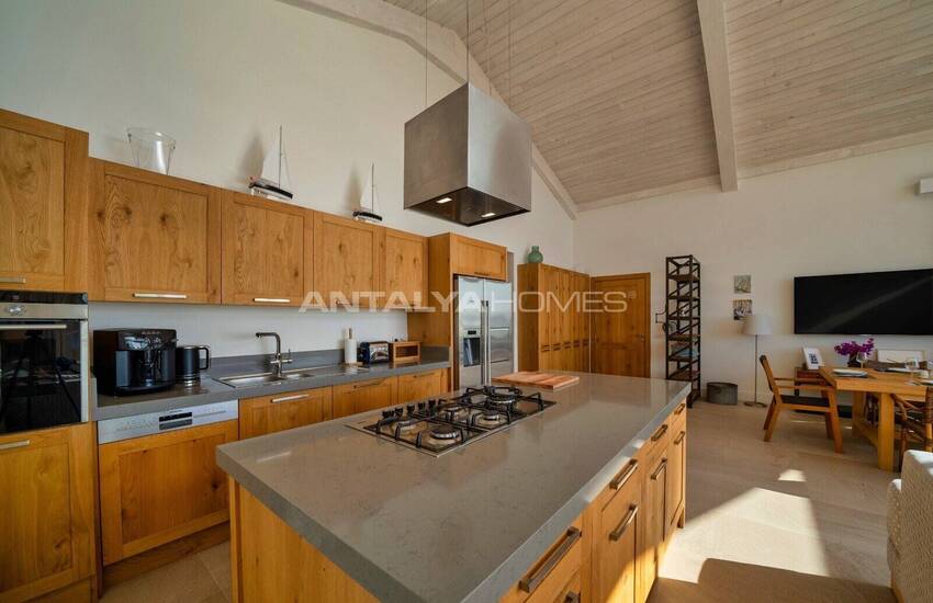 Fethiye Şövalye Adası'nda Özel İskeleli Denize Sıfır Yalı 19