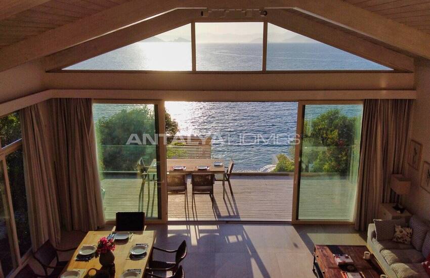 Fethiye Şövalye Adası'nda Özel İskeleli Denize Sıfır Yalı 17