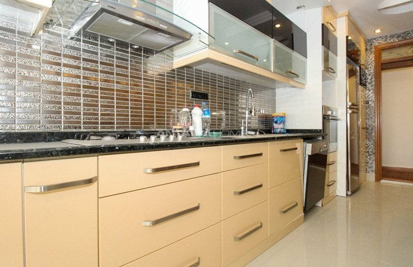 Antalya Merkez’de Deniz ve Kaleiçi Manzaralı Mobilyalı Daire 7