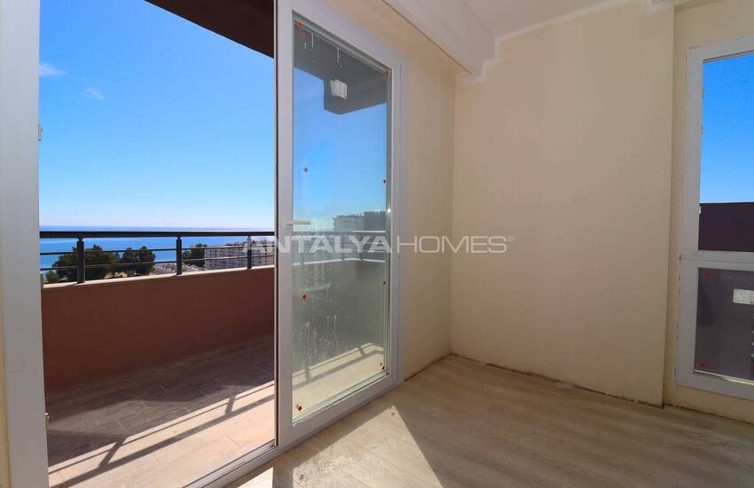 Mersin'de Sahile Yakın Deniz Manzaralı Daireler 18