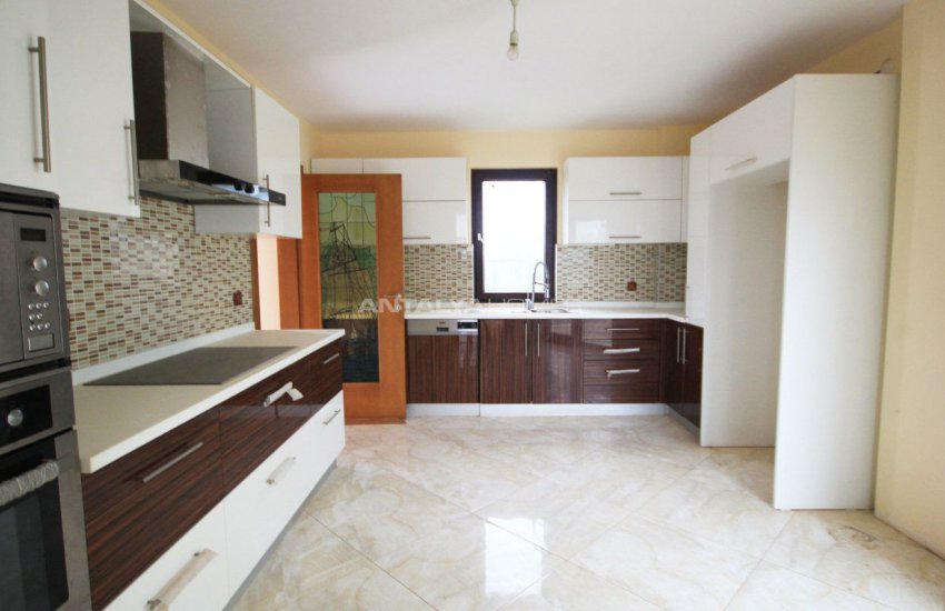 Rymlig Villa Med Utsikt Över Skogen I Antalya 14