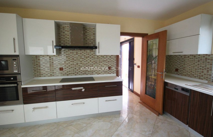 Rymlig Villa Med Utsikt Över Skogen I Antalya 15