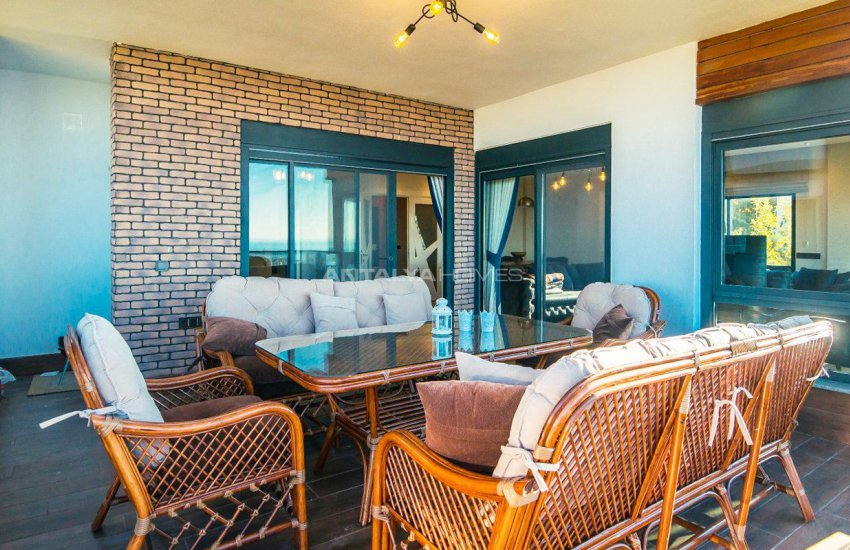 Glorious Sea and Castle View Triplex Villa in Alanya 36