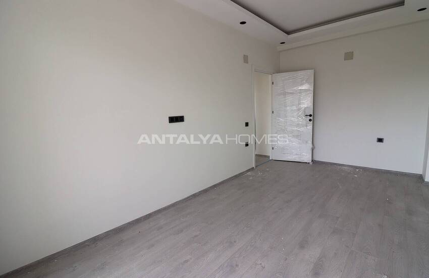 Mersin'de Geniş Teras Alanına Sahip Site İçinde İkiz Villa 18