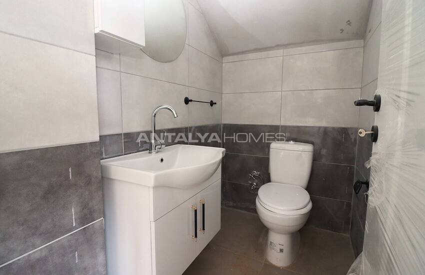 Mersin'de Geniş Teras Alanına Sahip Site İçinde İkiz Villa 19