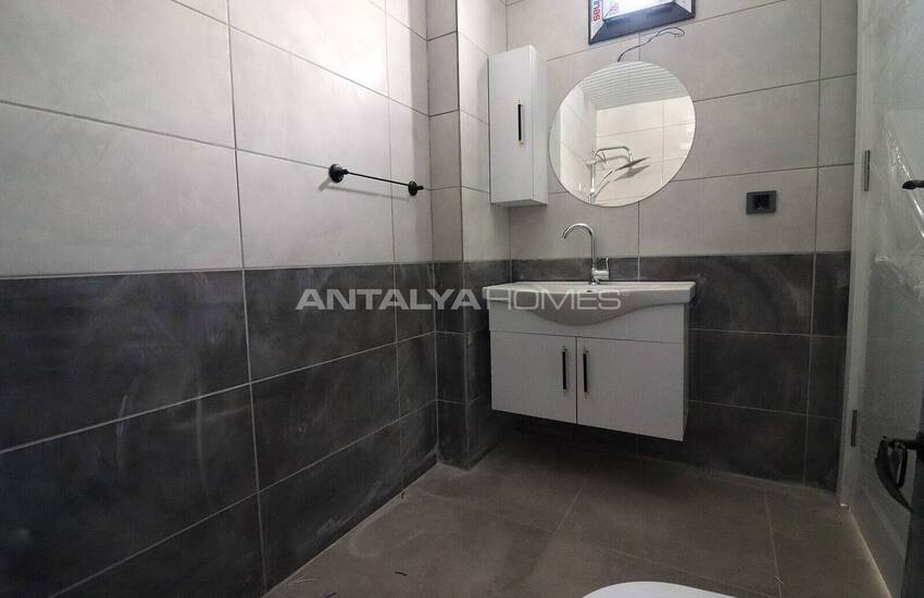 Mersin'de Geniş Teras Alanına Sahip Site İçinde İkiz Villa 20