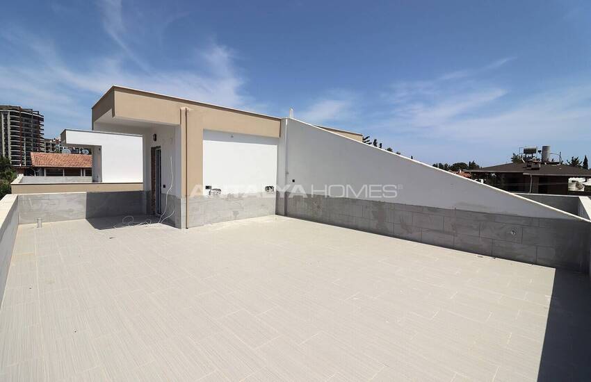 Mersin'de Geniş Teras Alanına Sahip Site İçinde İkiz Villa 23