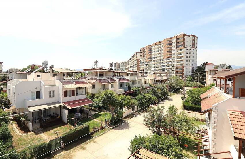 Mersin'de Geniş Teras Alanına Sahip Site İçinde İkiz Villa 24