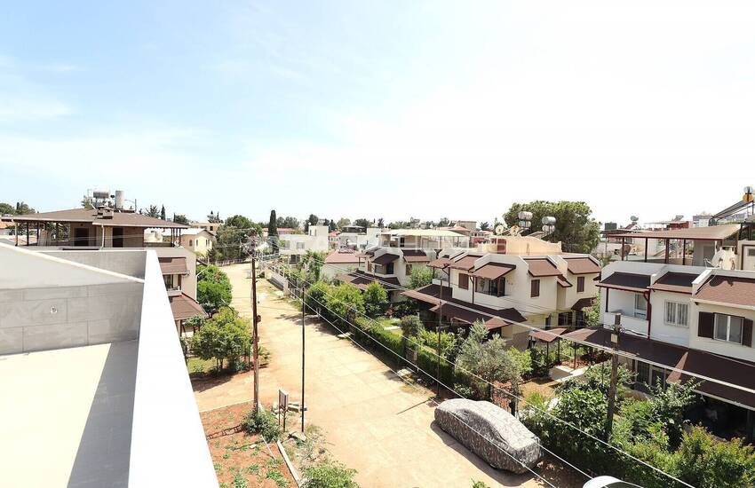 Mersin'de Geniş Teras Alanına Sahip Site İçinde İkiz Villa 25