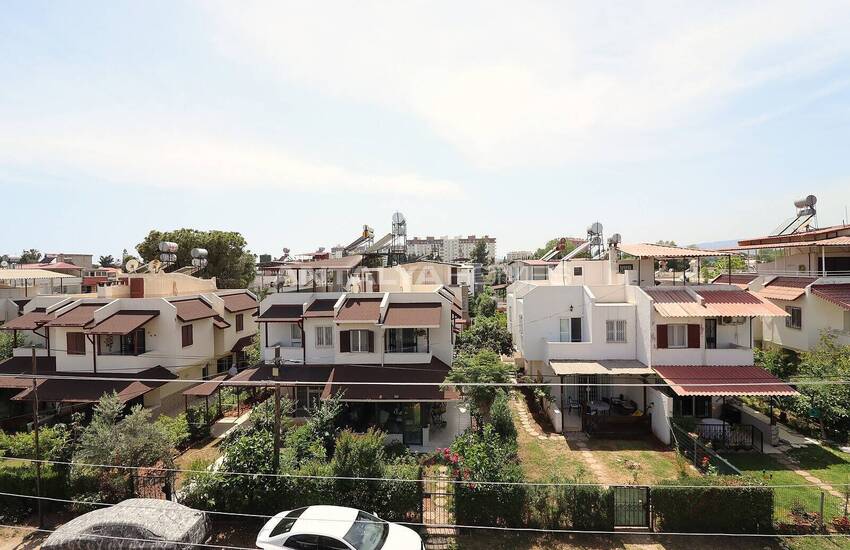 Mersin'de Geniş Teras Alanına Sahip Site İçinde İkiz Villa 26
