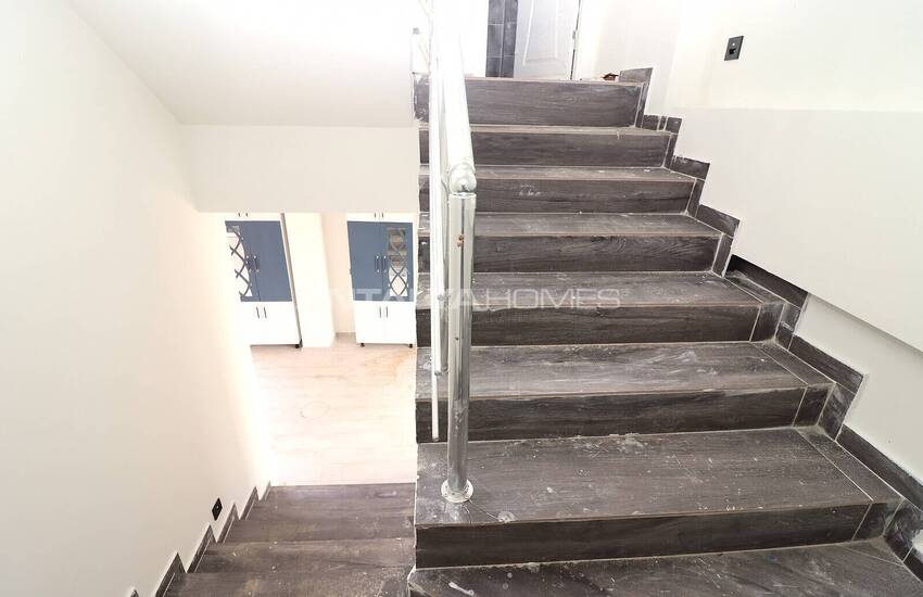 Mersin'de Geniş Teras Alanına Sahip Site İçinde İkiz Villa 27