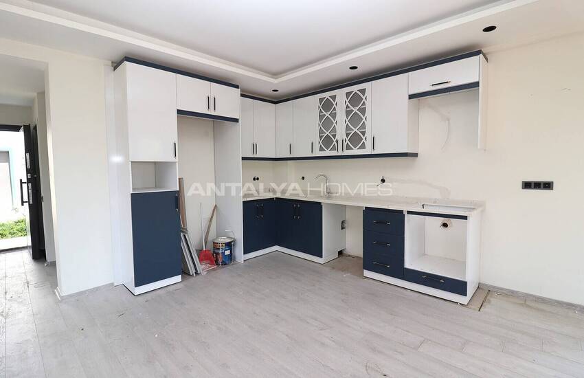 Mersin'de Geniş Teras Alanına Sahip Site İçinde İkiz Villa 10
