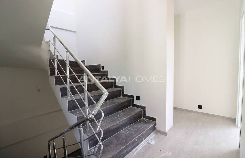 Mersin'de Geniş Teras Alanına Sahip Site İçinde İkiz Villa 28