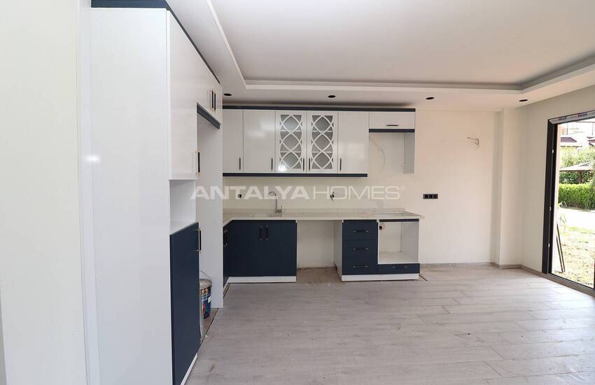 Mersin'de Geniş Teras Alanına Sahip Site İçinde İkiz Villa 11