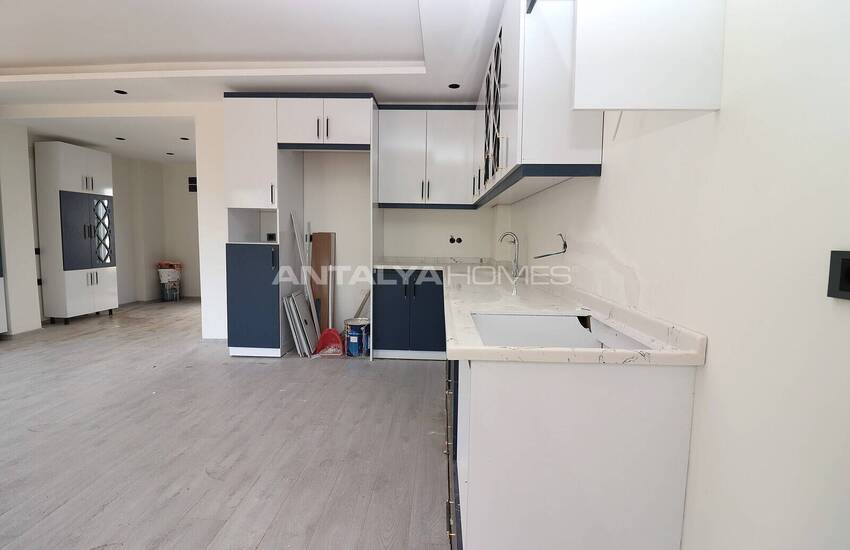 Mersin'de Geniş Teras Alanına Sahip Site İçinde İkiz Villa 12