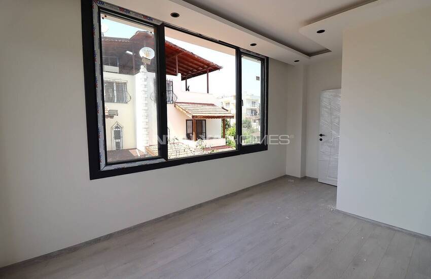Mersin'de Geniş Teras Alanına Sahip Site İçinde İkiz Villa 14