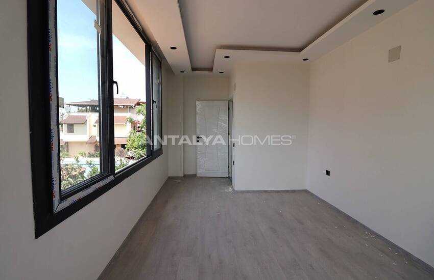Mersin'de Geniş Teras Alanına Sahip Site İçinde İkiz Villa 15