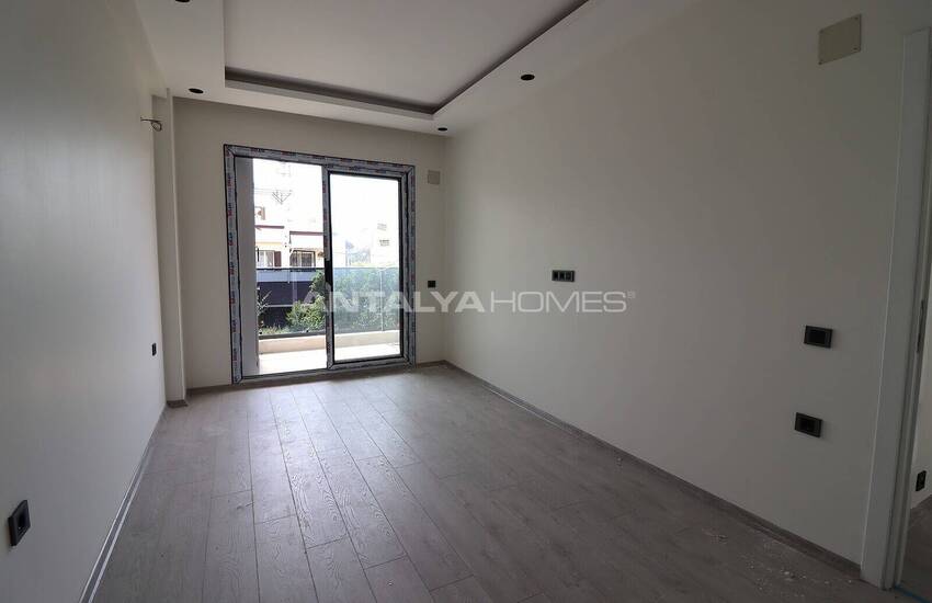 Mersin'de Geniş Teras Alanına Sahip Site İçinde İkiz Villa 16