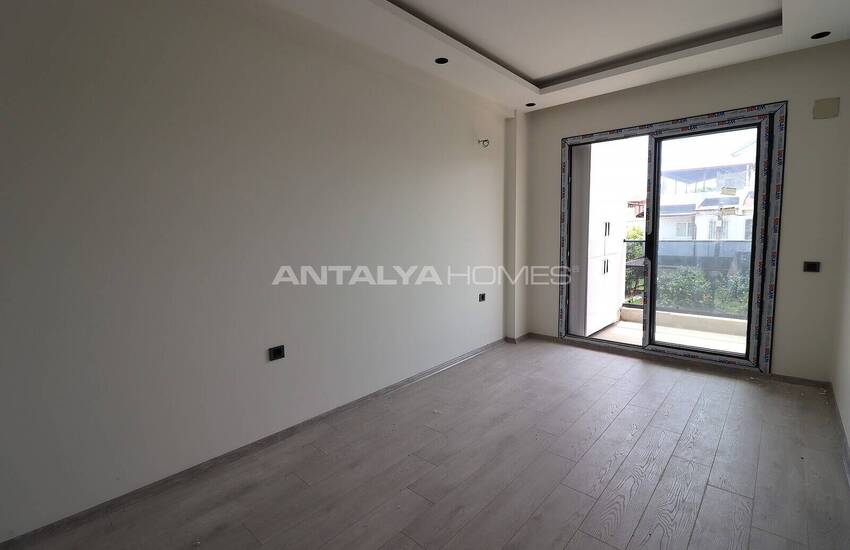 Mersin'de Geniş Teras Alanına Sahip Site İçinde İkiz Villa 17