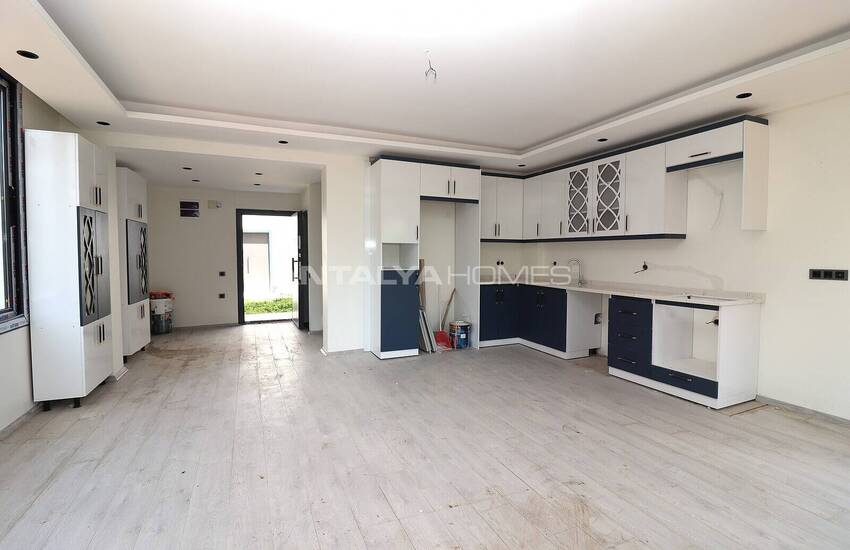 Mersin'de Geniş Teras Alanına Sahip Site İçinde İkiz Villa 8