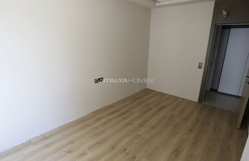 Lara’da Yeşilliklerle Çevrili Site İçinde Daireler 23