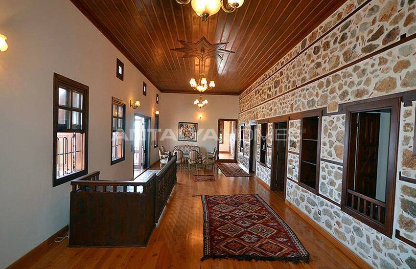 عمارت تاریخی در داخل دیوارهای قلعه ی آلانیا 16