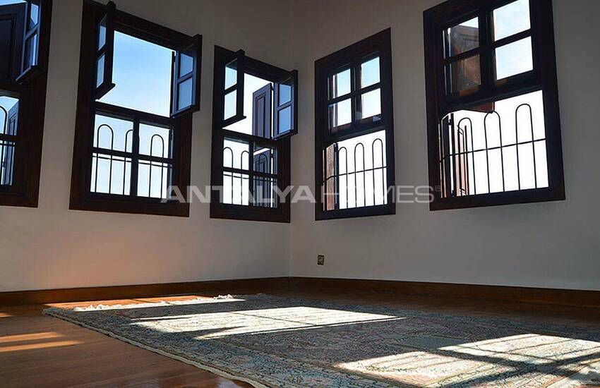 عمارت تاریخی در داخل دیوارهای قلعه ی آلانیا 25
