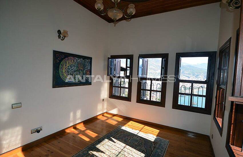 عمارت تاریخی در داخل دیوارهای قلعه ی آلانیا 27