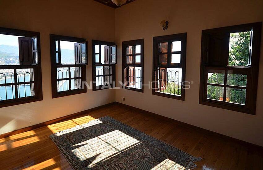 عمارت تاریخی در داخل دیوارهای قلعه ی آلانیا 28