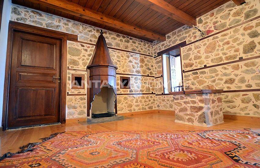 عمارت تاریخی در داخل دیوارهای قلعه ی آلانیا 30