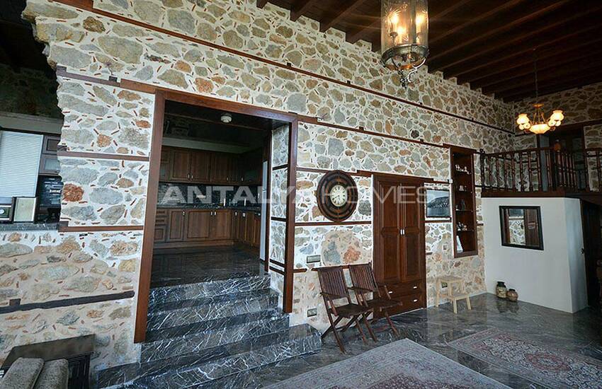 عمارت تاریخی در داخل دیوارهای قلعه ی آلانیا 32