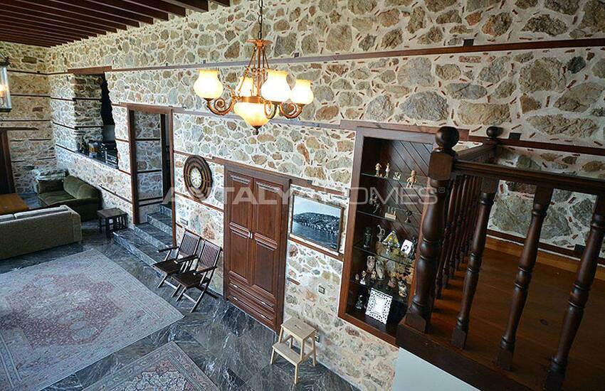 عمارت تاریخی در داخل دیوارهای قلعه ی آلانیا 33