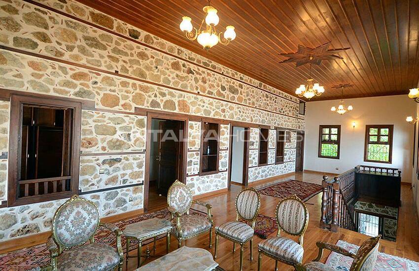 عمارت تاریخی در داخل دیوارهای قلعه ی آلانیا 17