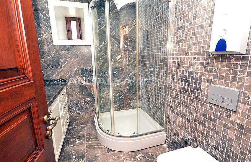 عمارت تاریخی در داخل دیوارهای قلعه ی آلانیا 35