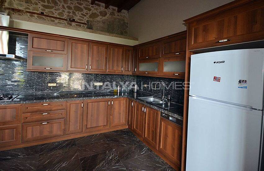 عمارت تاریخی در داخل دیوارهای قلعه ی آلانیا 18