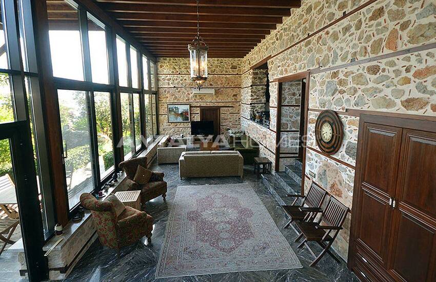 عمارت تاریخی در داخل دیوارهای قلعه ی آلانیا 20