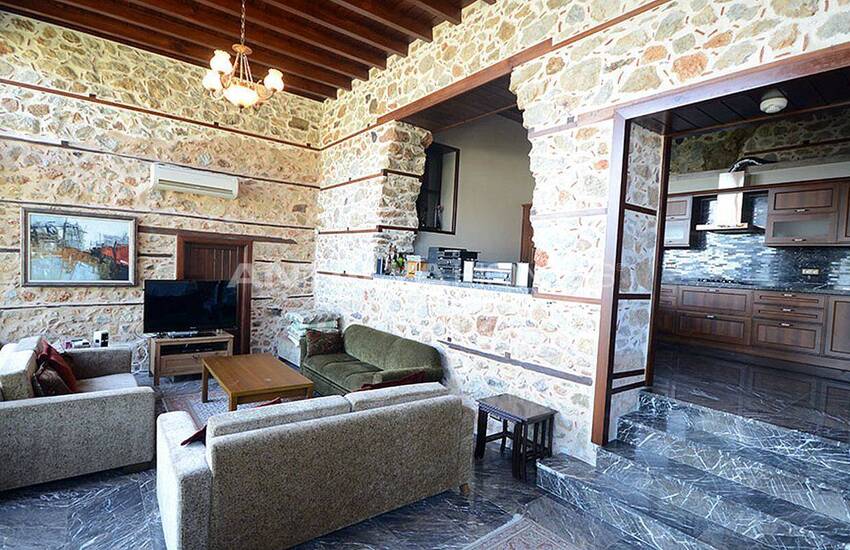 عمارت تاریخی در داخل دیوارهای قلعه ی آلانیا 21
