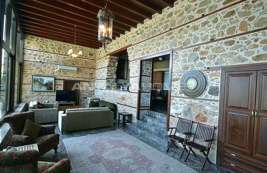 عمارت تاریخی در داخل دیوارهای قلعه ی آلانیا 22