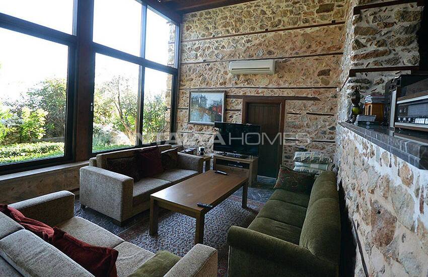 عمارت تاریخی در داخل دیوارهای قلعه ی آلانیا 23