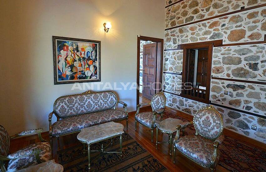 عمارت تاریخی در داخل دیوارهای قلعه ی آلانیا 24
