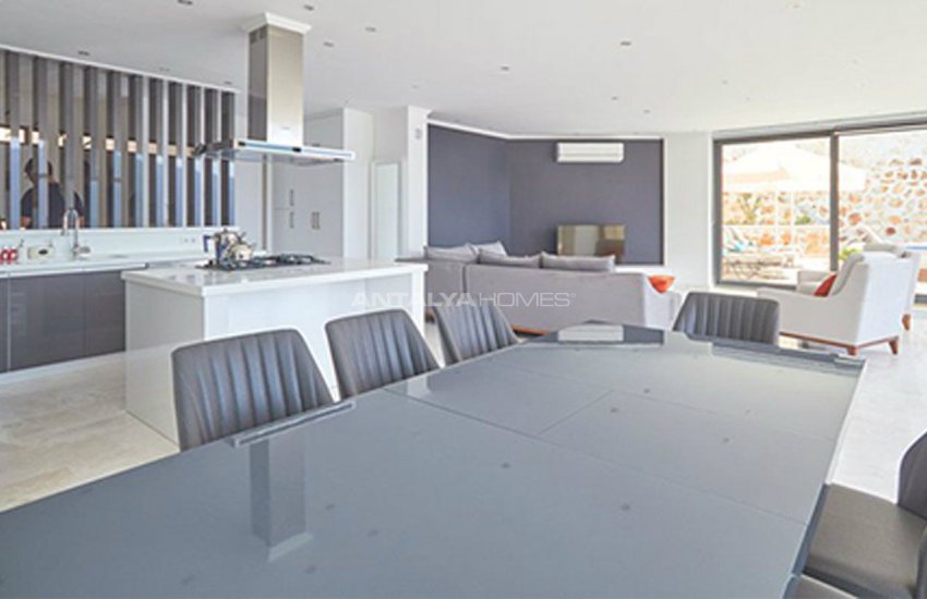 Kalkan'da Plaja 250 Metre Uzaklıkta Komple Eşyalı Villa 31