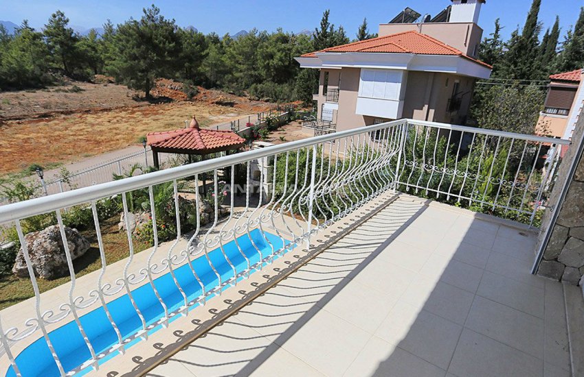 منزل حجري محاط بغابات الصنوبر الأحمر في أنطاليا دوشمالتي 25