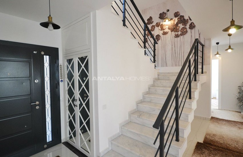 ویلای تریپلکس با چشم انداز با شکوه از دریا و قلعه در آلانیا 20