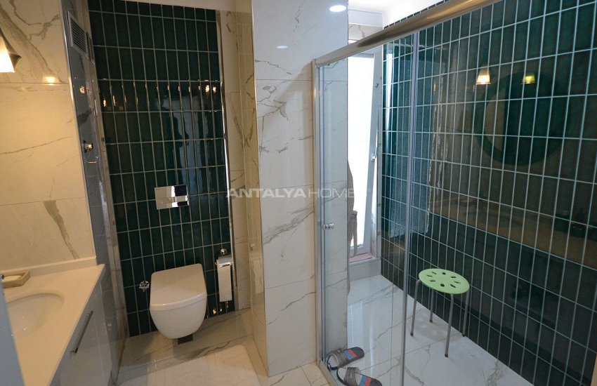 ویلای تریپلکس با چشم انداز با شکوه از دریا و قلعه در آلانیا 11