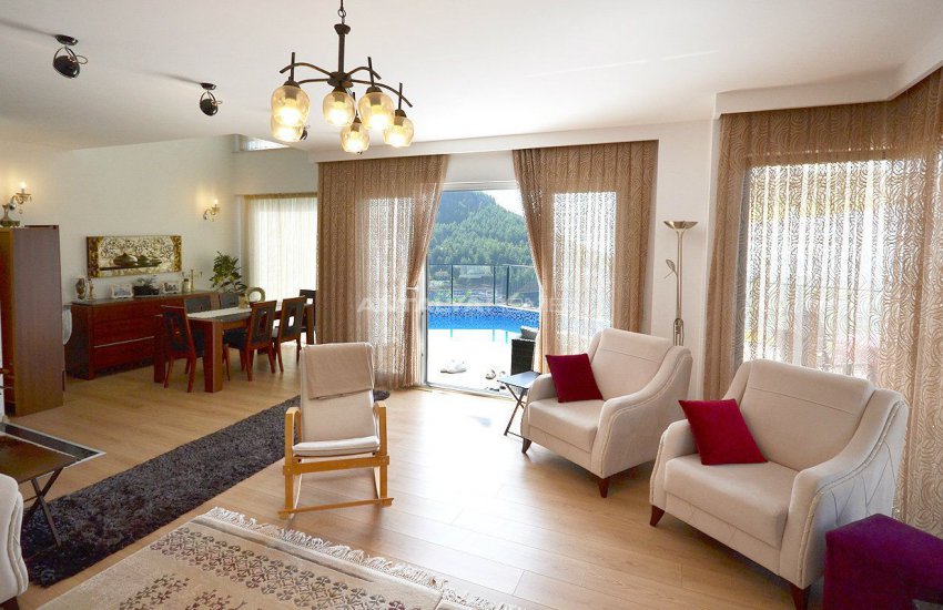 ویلای تریپلکس با چشم انداز با شکوه از دریا و قلعه در آلانیا 16