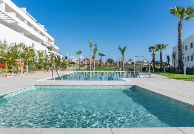 Estepona Málaga'da Havuzlu Bahçeye Sahip Modern Daireler 13