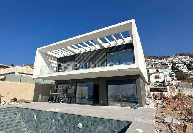 Benalmadena'da Panoramik Deniz Manzaralı Geniş Villa 9